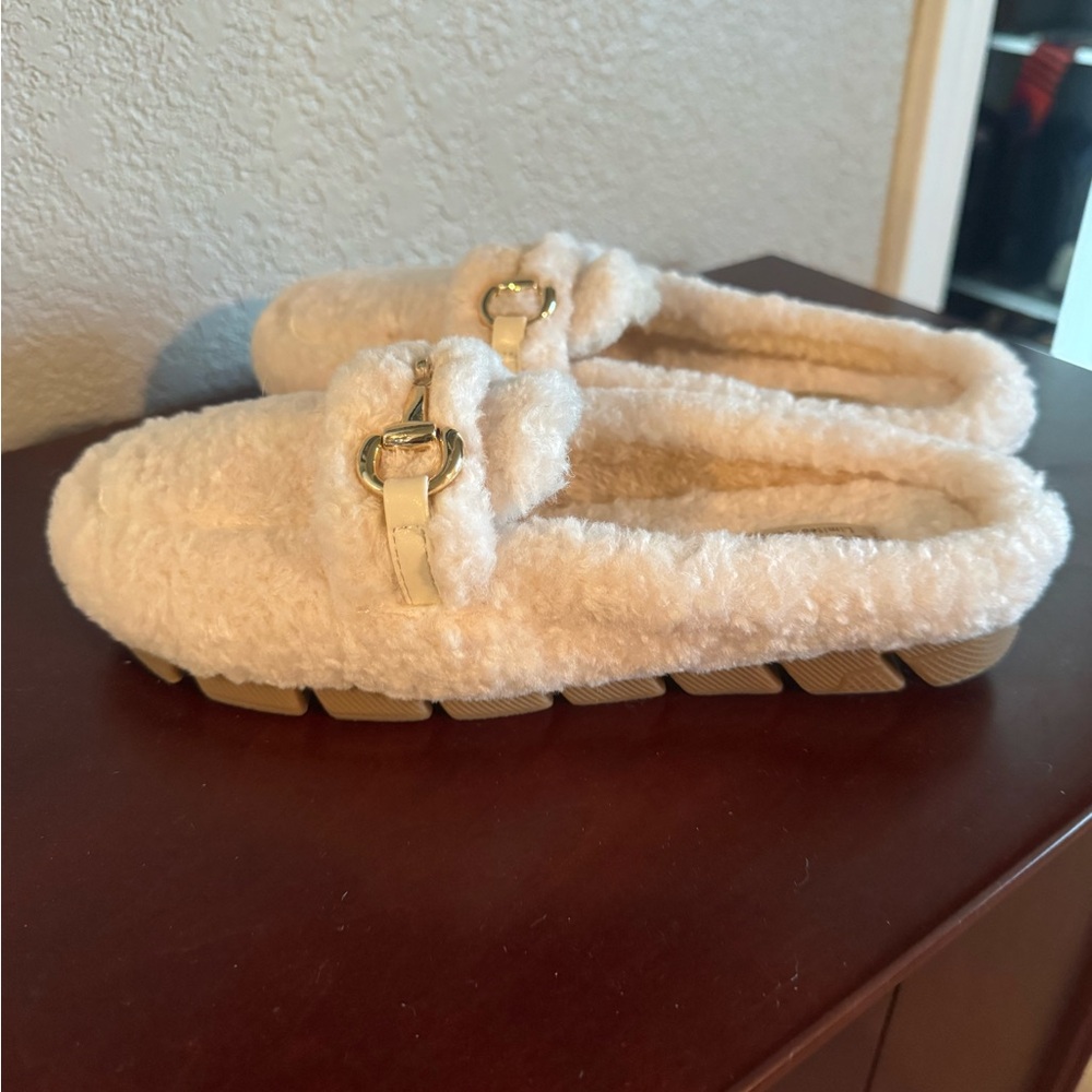 NWOT MIA Cream Fuzzy Slippers with Tan Soles - Picture 2 of 6